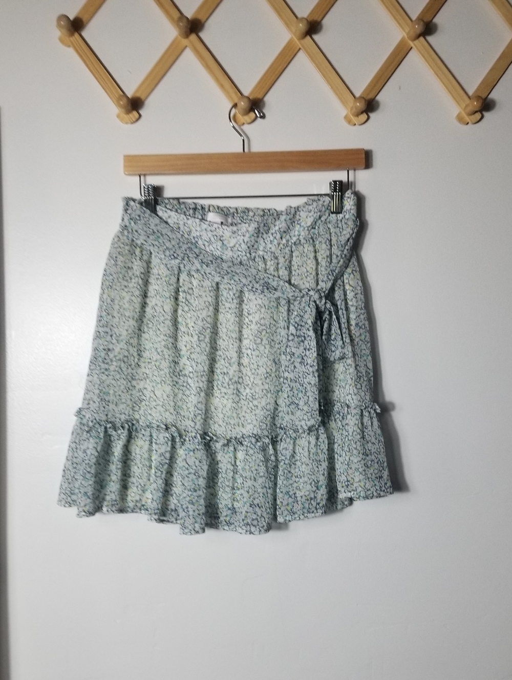 LC LAUREN CONRAD WOMEN'S FLORAL RUFFLE SKIRT SIZE MEDIUM